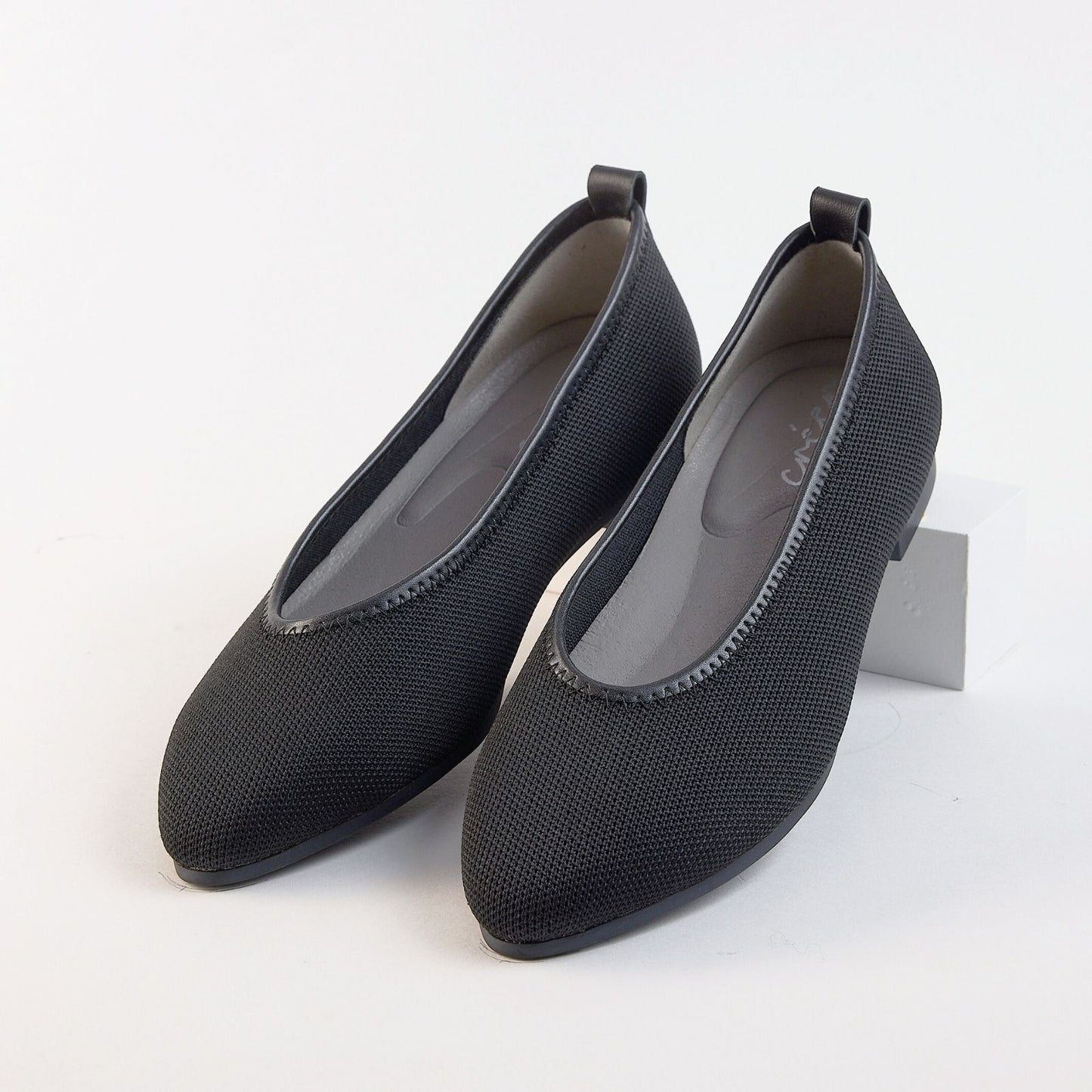 Commuter Elegance 皮革滾邊平底鞋